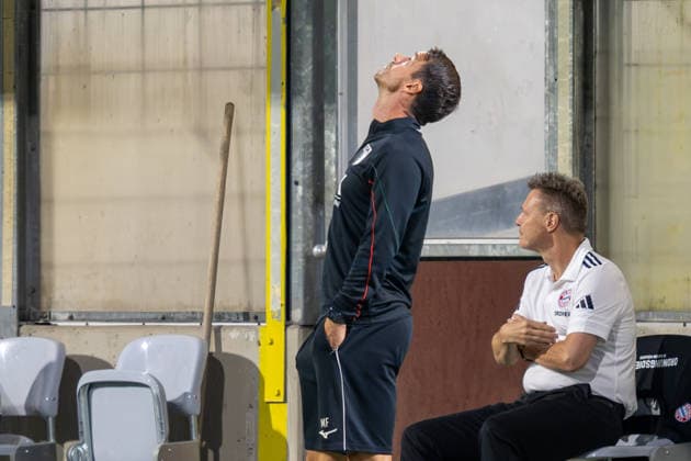 Head Coach Markus Feulner of FC Augsburg II looks up at the sky, FC Bayern II vs. FC Augsburg II, soccer, Bavarian Regional League, Matchday 9, September 15, 2026. DFB regulations prohibit any use of photographs as image sequences and or quasi-video. Munich, Bavaria, Germany Copyright: xkolbert-press UlrichxGamelx