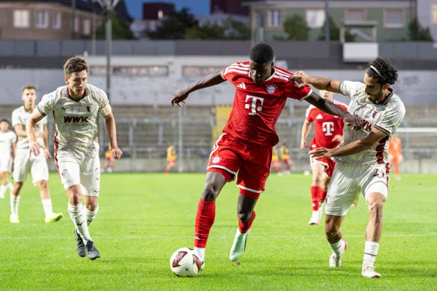 Cassiano Tomas Kiala 4, FC Bayern Munich Amateurs; Nick Rasoulinia 21, FC Augsburg II; FC Bayern II vs. FC Augsburg II, Soccer, Bavarian Regional League, Matchday 9, September 15, 2026. DFB regulations prohibit any use of photographs as image sequences and or quasi-video. Munich, Bavaria, Germany Copyright: xkolbert-press UlrichxGamelx
