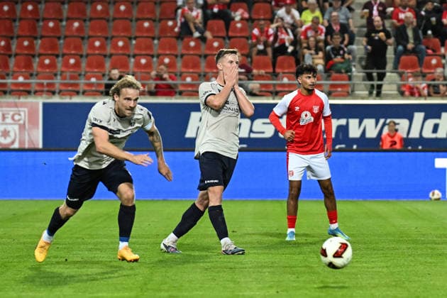 Soccer I Men s I 2026–2027 Season I Regionalliga I Matchday 9 I Hallescher FC vs. FC Carl Zeiss Jena I September 15, 2026 Luca Wollschläger 11, FC Carl Zeiss Jena Mitte covers their faces with their hands after a missed scoring opportunity at Halle Saale Leuna Chemie Stadium, Saxony-Anhalt, Germany Copyright: xLobeca InesxHähnelx