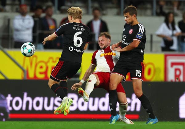 Football german 3. Liga Jahn Regensburg vs Fortuna Dusseldorf Muller Andreas of Fortuna Dusseldorf ( L ) and Hermes Lucas of Regensburg ( Middle ) and Oberdorf Tim of Fortuna Dusseldorf ( R ) fight for the ball during the 3. Liga football match between Jahn Regensburg and Fortuna Dusseldorf at Jahn Stadium in Regensburg , Bayern , Germany . September 15th , 2026 Copyright: xDavidexEliasx