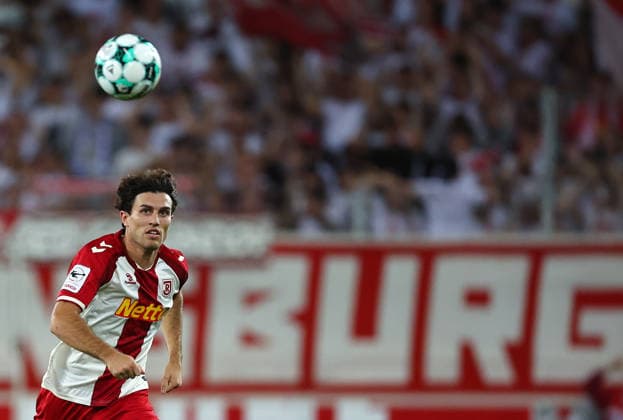 Football german 3. Liga Jahn Regensburg vs Fortuna Dusseldorf Bauer Benedikt of Regensburg is seen with the ball during the 3. Liga football match between Jahn Regensburg and Fortuna Dusseldorf at Jahn Stadium in Regensburg , Bayern , Germany . September 15th , 2026 Copyright: xDavidexEliasx