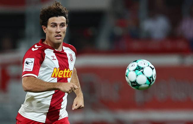 Football german 3. Liga Jahn Regensburg vs Fortuna Dusseldorf Bauer Benedikt of Regensburg is seen with the ball during the 3. Liga football match between Jahn Regensburg and Fortuna Dusseldorf at Jahn Stadium in Regensburg , Bayern , Germany . September 15th , 2026 Copyright: xDavidexEliasx