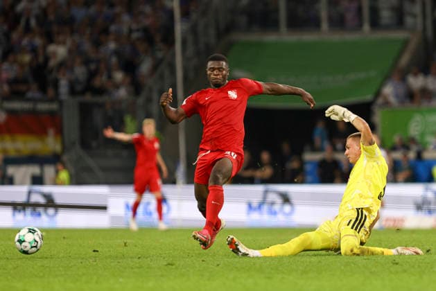 Alexander Guiddir of TSV Havelse and goalkeeper Maximilian Braune of MSV Duisburg in a tackle during the 3. Liga match between MSV Duisburg and TSV Havelse at the Schauinsland Reisen Arena on September 15, 2026, in Duisburg, Germany. Photo by Oliver Kaelke, DeFodi Images. Alexander Guiddir of TSV Havelse and goalkeeper Maximilian Braune of MSV Duisburg battle for the ball during the 3. Liga match between MSV Duisburg and TSV Havelse at Schauinsland Reisen Arena on September 15, 2026 in Duisburg, Germany. Photo by Oliver Kaelke, DeFodi Images. DFB and DFL regulations prohibit any use of photographs as image sequences and or quasi-video. Photo by Oliver Kaelke, DeFodi Images.