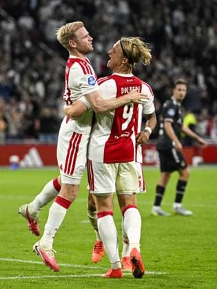 AMSTERDAM - (lr) Davy Klaassen of Ajax and Kasper Dolberg of Ajax celebrate the 1-0 during the Dutch Eredivisie match between Ajax and Willem II at the Johan Cruijff ArenA on September 15, 2026 in Amsterdam, the Netherlands. OLAF KRAAK ANP Eredivisie 2026 27 xVIxANPxSportx xxANPxIVx 568736285 originalFilename: 568736285.jpg