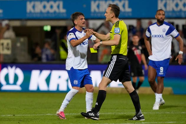 September 15, 2026, Hänsch Arena, Meppen, GER, 3rd Division, Matchday 6: SV Meppen vs. Viktoria Köln, Thorben Deters of SV Meppen 14 argues with the referee. DFL REGULATIONS PROHIBIT ANY USE OF PHOTOGRAPHS AS IMAGE SEQUENCES AND OR QUASI-VIDEO. Meppen, Lower Saxony, Hänsch Arena