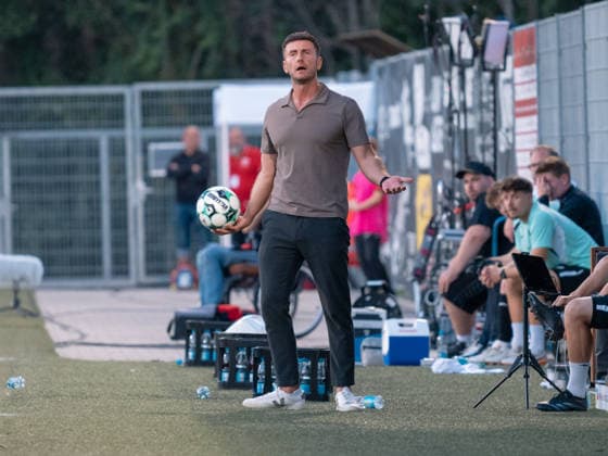 Coach Orest Shala of SC Verl with the ball in his hand, Germany, Soccer, SG Sonnenhof Grossaspach vs. SC Verl, 3rd Division, Matchday 6, Aspach, 2026–2027 season, September 15, 2026 GER, Soccer, SG Sonnenhof Grossaspach vs. SC Verl, 3rd League, Matchday 6, 2026–2027 season, September 15, 2026 Aspach Copyright: xCarstenxSchweringx EP_CSG