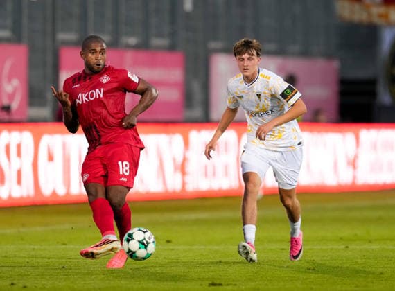 Franck Evina, FC Würzburger Kickers, 18, and Kacper Koscierski, TSV Alemannia Aachen, 29 (GER), FC Würzburger Kickers vs. TSV Alemannia Aachen, 3. Liga, Matchday 6, 2026–27 season, AKON Arena, Würzburg, September 15, 2026, Würzburg Kickers vs. Alemannia Aachen, 3rd Division, Matchday 6, 2026–27 season, September 15, 2026, Würzburg Copyright: xEibner-Pressefoto ScottxColemanx EP_SCN