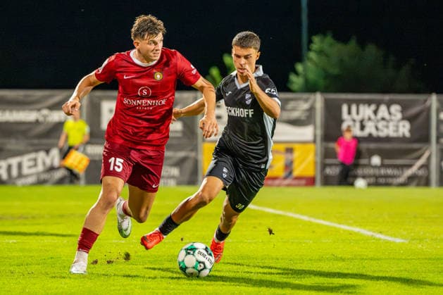 3rd Division: SG Sonnenhof Großaspach vs. Sportclub Verl, September 15, 2026, Aspach, GERMANY. September 15, 2026. Antonis Aidonis (SG Sonnenhof Großaspach), No. 15 in a tackle with Almin Mesanovic of Sportclub Verl, No. 30, during the match between SG Sonnenhof Großaspach and Sportclub Verl on Matchday 6 of the 3. Liga at the WIRmachenDRUCK Arena Copyright: xBEAUTIFULxSPORTS Steinx