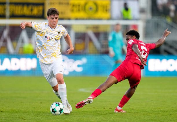 Dylan Leonard (TSV Alemannia Aachen), No. 4, in a tackle with Namrud Embaye (FC Würzburger Kickers), No. 6, GER; FC Würzburger Kickers vs. TSV Alemannia Aachen, 3. Liga, Matchday 6, 2026–27 season, AKON Arena, Würzburg, September 15, 2026, Würzburger Kickers vs. Alemannia Aachen, 3rd Division, Matchday 6, 2026–27 season, September 15, 2026, Würzburg Copyright: xEibner-Pressefoto ScottxColemanx EP_SCN