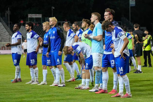 September 15, 2026, Hänsch Arena, Meppen, GER, 3rd Division, Matchday 6: SV Meppen vs. Viktoria Köln; long faces among the Meppen players after the loss. DFL REGULATIONS PROHIBIT ANY USE OF PHOTOGRAPHS AS IMAGE SEQUENCES AND OR QUASI-VIDEO. Meppen, Lower Saxony, Hänsch Arena