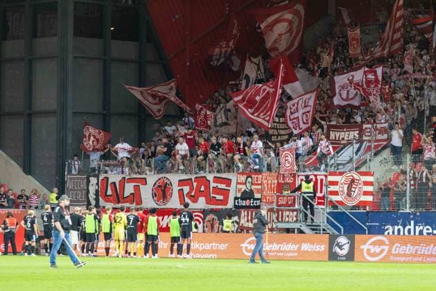 September 15, 2026, Soccer, GER, Season, 3rd Division, 2026–2027 Season, Matchday 6, SSV Jahn Regensburg vs. Fortuna Düsseldorf. The Düsseldorf team celebrates with their fans after the game. DFL REGULATIONS PROHIBIT ANY USE OF PHOTOGRAPHS AS IMAGE SEQUENCES AND OR QUASI-VIDEO