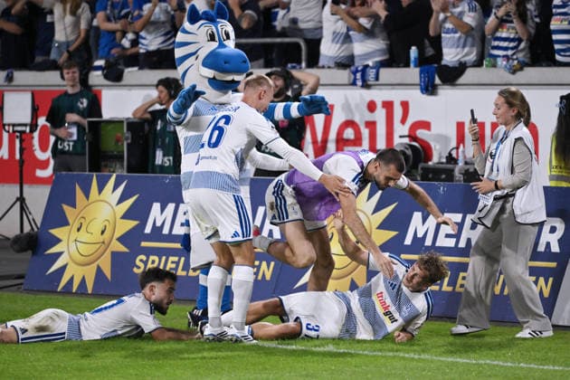 The MSV players celebrate the 2–1 winning goal set up by Patrick Sussek of MSV Duisburg, right, September 15, 2026, Soccer, 3rd Division, 2026–27 season, Matchday 6, MSV Duisburg vs. TSV Havelse. DFB regulations prohibit any use of photographs as image sequences and or quasi-video. Duisburg, Schauinsland Reisen Arena, North Rhine-Westphalia, Germany Team2