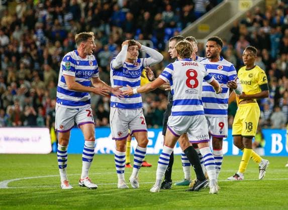 Reading players surround referee Tom Nield after he had ruled out Paudie O Connor s goal Reading v Brentford, EFL Carabao Cup, Football, The Select Car Leasing Stadium, UK - 15 Sep 2026Reading The Select Car Leasing Stadium United Kingdom EDITORIAL USE ONLY No use with unauthorised audio, video, data, fixture lists, club league logos or live services. Online in-match use limited to 120 images, no video emulation. No use in betting, games or single club league player publications. Copyright: xMattxImpey Shutterstockx 17152698w