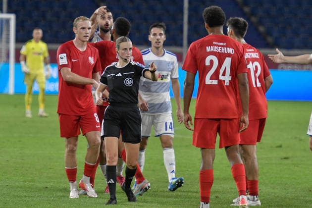 Red card shown by referee Davina Lutz to Yannick Mausehund, Havelse, September 15, 2024 ¢ Soccer ¢ MSV Duisburg vs. TSV Havelse, Schauinsland Reisen Arena, Duisburg, DFB and DFL regulations prohibit any use of photographs as image sequences and or quasi-video. NRW, Germany Copyright: xpepphotox xSaschaxWeizx pep00321, pep_20260915_hm