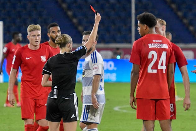 Red card shown by referee Davina Lutz to Yannick Mausehund, Havelse, September 15, 2024 ¢ Soccer ¢ MSV Duisburg vs. TSV Havelse, Schauinsland Reisen Arena, Duisburg, DFB and DFL regulations prohibit any use of photographs as image sequences and or quasi-video. NRW, Germany Copyright: xpepphotox xSaschaxWeizx pep00321, pep_20260915_hm