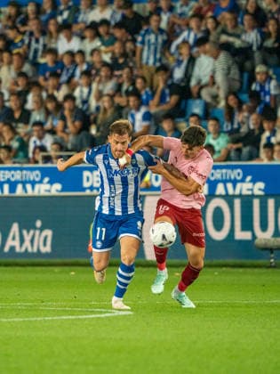 ESP LaLiga EA Sports: Deportivo Alavés vs. Valencia CF — Toni Martínez of Alavés and José Luis Pepelu of Valencia CF during the LaLiga EA Sports match between Deportivo Alavés and Valencia CF, played at Mendizorroza Stadium in Vitoria-Gasteiz on September 15, 2026, in Spain. VITORIA, Spain — Soccer Copyright: xAgenciaxLOFx
