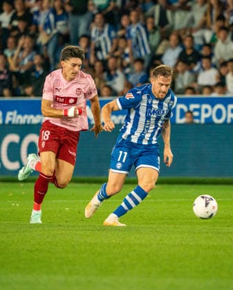 ESP LaLiga EA Sports: Deportivo Alavés vs. Valencia CF — Toni Martínez of Alavés and José Luis Pepelu of Valencia CF during the LaLiga EA Sports match between Deportivo Alavés and Valencia CF, played at Mendizorroza Stadium in Vitoria-Gasteiz on September 15, 2026, in Spain. VITORIA, Spain — Soccer Copyright: xAgenciaxLOFx