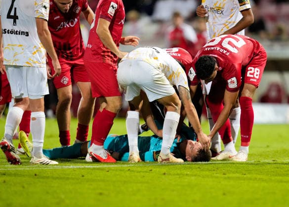 Players tend to Stefan Bajic (TSV Alemannia Aachen, 23) after a collision; he lies briefly unconscious on the ground. GER, FC Würzburger Kickers vs. TSV Alemannia Aachen, 3. Liga, Matchday 6, 2026–27 season, AKON Arena, Würzburg, September 15, 2026, Würzburger Kickers vs. Alemannia Aachen, 3rd Division, Matchday 6, 2026–27 season, September 15, 2026, Würzburg Copyright: xEibner-Pressefoto ScottxColemanx EP_SCN