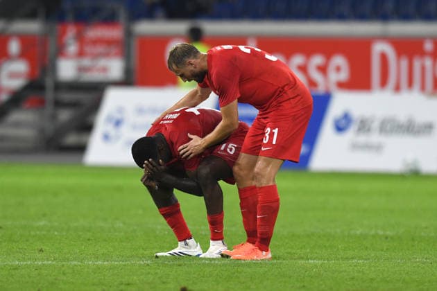 Dennis Duah (15) of TSV Havelse, who scored the own goal, lies on the ground, devastated. Jannik Oltrogge (31) of TSV Havelse comforts him. GER, MSV Duisburg vs. TSV Havelse 1912, Soccer, 3rd Division, Matchday 6, 2026–2027 season, September 15, 2026. DFL and DFB regulations prohibit any use of photographs as image sequences and or quasi-video. GER, MSV Duisburg vs. TSV Havelse 1912, Soccer, 3rd Division, Matchday 6, 2026–2027 Season, September 15, 2026, Duisburg Copyright: xEibner-Pressefoto ThomasxThienelx EP_TTL