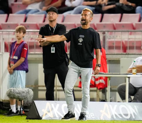 Michael Schiele, head coach of FC Würzburger Kickers, gesturing during the match between FC Würzburger Kickers and TSV Alemannia Aachen, 3. Liga, Matchday 6, 2026–27 season, AKON Arena, Würzburg, September 15, 2026 Würzburg Kickers vs. Alemannia Aachen, 3. Liga, Matchday 6, 2026–27 season, September 15, 2026, Würzburg Copyright: xEibner-Pressefoto ScottxColemanx EP_SCN