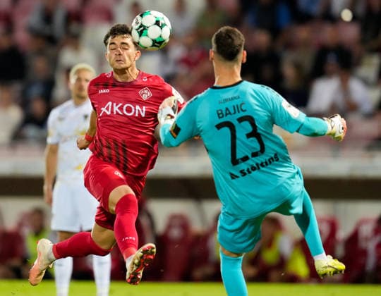 Thomas Kastanaras (FC Wuerzburger Kickers, 19) heads the ball on a shot on goal against Stefan Bajic (TSV Alemannia Aachen, 23) just before a collision; Bajic is injured in the play and receives a red card (GER), FC Würzburg Kickers vs. TSV Alemannia Aachen, 3rd Division, Matchday 6, 2026–27 Season, AKON Arena, Würzburg, September 15, 2026 Würzburg Kickers vs. Alemannia Aachen, 3rd Division, Matchday 6, 2026–27 season, September 15, 2026, Würzburg Copyright: xEibner-Pressefoto ScottxColemanx EP_SCN
