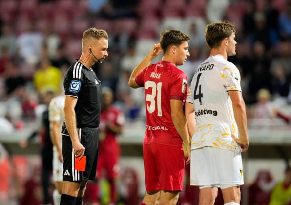 Referee Martin Wilke prepares to show Stefan Bajic of TSV Alemannia Aachen, 23, a red card following a play. GER, FC Würzburger Kickers vs. TSV Alemannia Aachen, 3rd Division, Matchday 6, 2026–27 season, AKON Arena, Würzburg, September 15, 2026 Würzburg Kickers vs. Alemannia Aachen, 3. Liga, Matchday 6, 2026–27 season, September 15, 2026, Würzburg Copyright: xEibner-Pressefoto ScottxColemanx EP_SCN