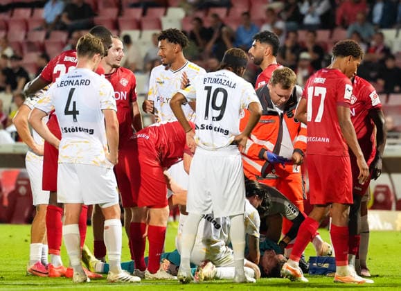 Players and medical staff tend to Stefan Bajic of TSV Alemannia Aachen, 23, who is lying on the ground briefly unconscious following a collision. GER, FC Würzburger Kickers vs. TSV Alemannia Aachen, 3rd Division, Matchday 6, 2026–27 season, AKON Arena, Würzburg, September 15, 2026 Würzburg Kickers vs. Alemannia Aachen, 3. Liga, Matchday 6, 2026–27 season, September 15, 2026, Würzburg Copyright: xEibner-Pressefoto ScottxColemanx EP_SCN