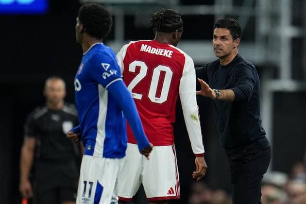 Arsenal Manager Mikel Arteta talks to Noni Madueke of Arsenal Ipswich Town v Arsenal, EFL Carabao Cup, Football, Portman Road, UK - 15 Sep 2026Ipswich Portman Road United Kingdom EDITORIAL USE ONLY No use with unauthorised audio, video, data, fixture lists, club league logos or live services. Online in-match use limited to 120 images, no video emulation. No use in betting, games or single club league player publications. Copyright: xJoexToth Shutterstockx 17152635v