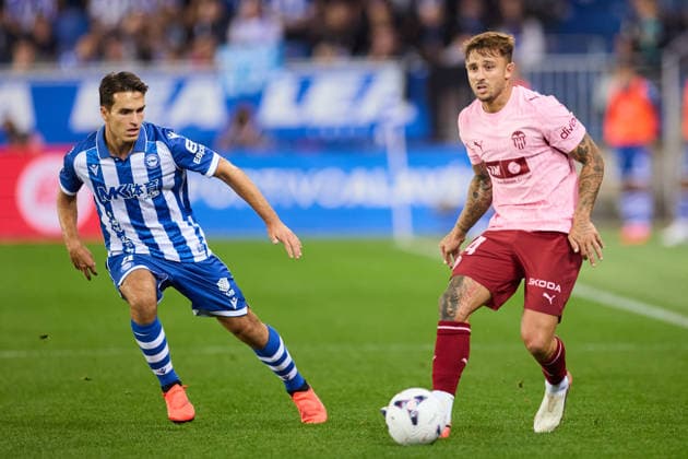 September 15, 2026, Vitoria, Alava, Spain: Denis Suarez of Deportivo Alaves competes for the ball with Pablo Maffeo of Valencia CF during the LaLiga EA Sports match between Deportivo Alaves and Valencia CF at Mendizorrotza on September 15, 2026, in Vitoria, Spain. Vitoria Spain - ZUMAa181 20260915_zaa_a181_223 Copyright: xRicardoxLarreinax
