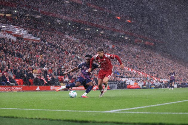 Fußball: Carabao Cup, 3. Runde – Liverpool gegen Tottenham Hotspur, 15. September 2026 Carabao Cup, 3. Runde – Liverpool gegen Tottenham Hotspur: Mohammed Kudus von Tottenham Hotspur im Zweikampf mit Milos Kerkez von Liverpool im Regen. Foto: Simon Stacpoole. Abseits. Liverpool, Großbritannien  Copyright: xSimonxStacpoolexOffside