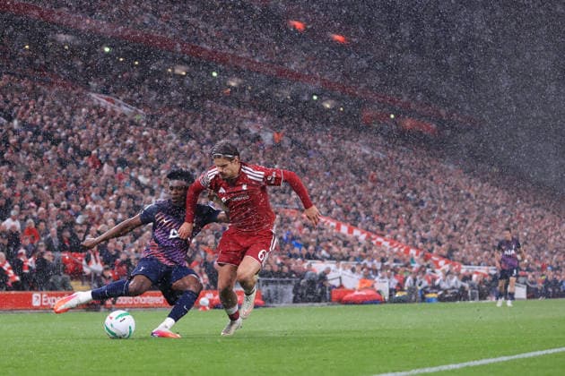 Fußball: Carabao Cup, 3. Runde – Liverpool gegen Tottenham Hotspur, 15. September 2026 Carabao Cup, 3. Runde – Liverpool gegen Tottenham Hotspur: Mohammed Kudus von Tottenham Hotspur im Zweikampf mit Milos Kerkez von Liverpool im Regen. Foto: Simon Stacpoole. Abseits. Liverpool, Großbritannien  Copyright: xSimonxStacpoolexOffside