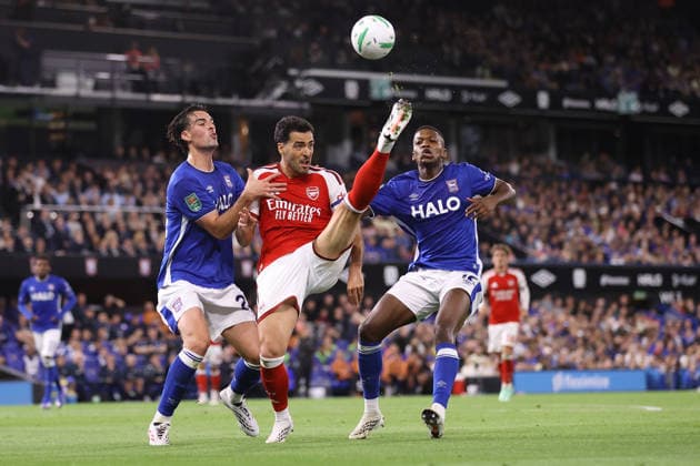 Ipswich Town gegen Arsenal, 15. September 2026, Ipswich, Carabao Cup, 3. Runde: Ipswich Town gegen Arsenal. Jacob Greaves von Ipswich Town, Mikel Merino von Arsenal und Florentino Ibrain Morris Luis von Ipswich Town. Foto: Jacques Feeney, Offside, Ipswich, Großbritannien  Copyright: xJacquesxFeeneyx xOffsidexOffside