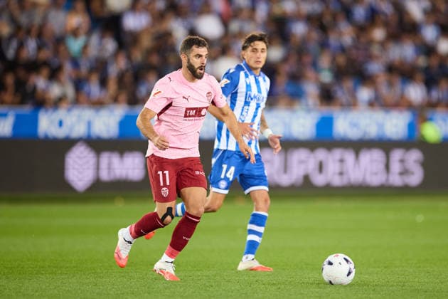 September 15, 2026, Vitoria, Alava, Spain: Luis Rioja of Valencia CF competes for the ball with Nahuel Tenaglia of Deportivo Alaves during the LaLiga EA Sports match between Deportivo Alaves and Valencia CF at Mendizorrotza on September 15, 2026, in Vitoria, Spain. Vitoria Spain - ZUMAa181 20260915_zaa_a181_227 Copyright: xRicardoxLarreinax