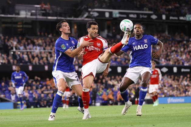 Ipswich Town gegen Arsenal, 15. September 2026, Ipswich, Carabao Cup, 3. Runde: Ipswich Town gegen Arsenal. Jacob Greaves von Ipswich Town, Mikel Merino von Arsenal und Florentino Ibrain Morris Luis von Ipswich Town. Foto: Jacques Feeney, Offside, Ipswich, Großbritannien  Copyright: xJacquesxFeeneyx xOffsidexOffside