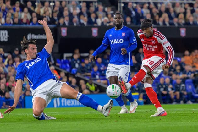 IPSWICH, ENGLAND SEPTEMBER 15 - Jacob Greaves of Ipswich Town blocks Noni Madueke of Arsenal during the Carabao Cup game between Ipswich Town and Arsenal at Portman Road on September 15, 2026 in Ipswich, England. (Photo by Keeran Marquis Sports Press Photo)  Copyright: xKeeranxMarquis SPPx Sportspressphoto_SPR231620