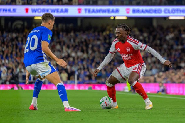IPSWICH, ENGLAND SEPTEMBER 15 - Eberechi Eze of Arsenal under pressure from Kasey McAteer of Ipswich Town during the Carabao Cup game between Ipswich Town and Arsenal at Portman Road on September 15, 2026 in Ipswich, England. (Photo by Keeran Marquis Sports Press Photo)  Copyright: xKeeranxMarquis SPPx Sportspressphoto_SPR231624