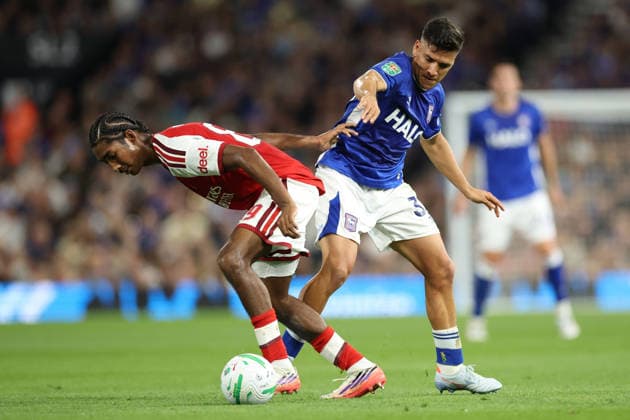 Ipswich Town v Arsenal, Carabao Cup Marli Salmon of Arsenal in action with Marcelino Nunez of Ipswich Town during the Ipswich Town v Arsenal Carabao Cup 3rd Round match at Portman Road, Ipswich, England on 15 September 2026 Credit: Tiego Grenho Every Second Media Editorial use only. All images are copyright Every Second Media Limited. No images may be reproduced without prior permission. All rights reserved. Premier League and Football League images are subject to licensing agreements with Football DataCo Limited. see https: www.football-dataco.com Copyright: xIMAGO EveryxSecondxMediax ESM-2165-0053 TiegoxGrenhox xEveryxSecondxMediax
