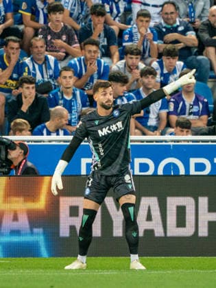 ESP LaLiga EA Sports: Deportivo Alavés vs. Valencia CF — Antonio Sivera of Alavés during the LaLiga EA Sports match between Deportivo Alavés and Valencia CF, played at Mendizorroza Stadium in Vitoria-Gasteiz on September 15, 2026, in Spain. VITORIA, Spain — Soccer Copyright: xAgenciaxLOFx