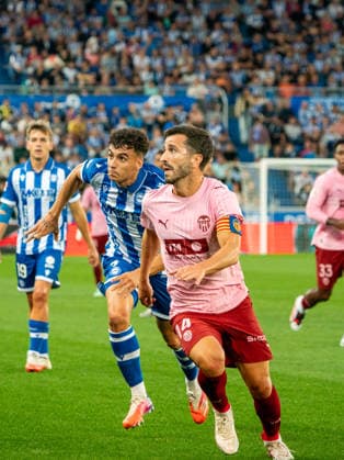 ESP LaLiga EA Sports: Deportivo Alavés vs. Valencia CF — Jose Gaya of Valencia CF during the LaLiga EA Sports match between Deportivo Alavés and Valencia CF, played at Mendizorroza Stadium in Vitoria-Gasteiz on September 15, 2026, in Spain. VITORIA, Spain — Soccer Copyright: xAgenciaxLOFx
