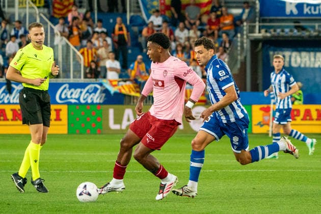ESP LaLiga EA Sports: Deportivo Alavés vs. Valencia CF — Aaron Mayol of Valencia during the LaLiga EA Sports match between Deportivo Alavés and Valencia CF, played at Mendizorroza Stadium in Vitoria-Gasteiz on September 15, 2026, in Spain. VITORIA, Spain — Soccer Copyright: xAgenciaxLOFx