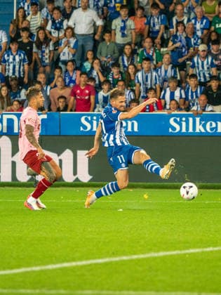 ESP LaLiga EA Sports: Deportivo Alavés vs. Valencia CF — Toni Martínez of Alavés during the LaLiga EA Sports match between Deportivo Alavés and Valencia CF, played at Mendizorroza Stadium in Vitoria-Gasteiz on September 15, 2026, in Spain. VITORIA, Spain — Soccer Copyright: xAgenciaxLOFx