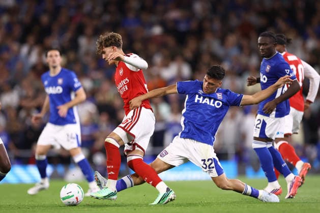 Ipswich Town gegen Arsenal, 15. September 2026, Ipswich – Carabao Cup, 3. Runde: Ipswich Town gegen Arsenal. Max Dowman von Arsenal wird von Marcelino Nunez von Ipswich Town attackiert. Foto: Jacques Feeney, Offside, Ipswich, Großbritannien  Copyright: xJacquesxFeeneyx xOffsidexOffside