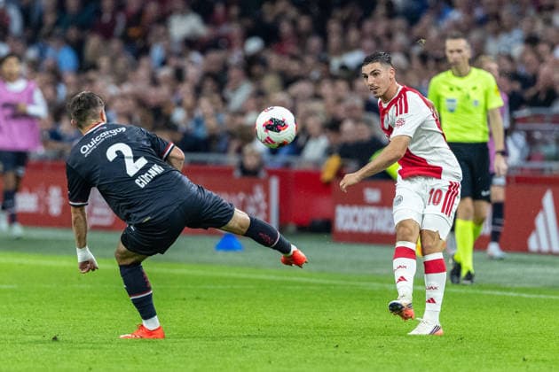 2026-09-15 VriendenLoterij Eredivisie: AFC Ajax v Willem II AMSTERDAM, NETHERLANDS - SEPTEMBER 15: Alessandro Ciranni of Willem II and Oscar Gloukh of AFC Ajax during the VriendenLoterij Eredivisie match between AFC Ajax and Willem II at Johan Cruijff Arena on September 15, 2026 in Amsterdam, Netherlands. Amsterdam Johan Cruijff Arena Netherlands Content not available for redistribution in The Netherlands directly or indirectly through any third parties. Copyright: xMarcelxvanxPlateringenx