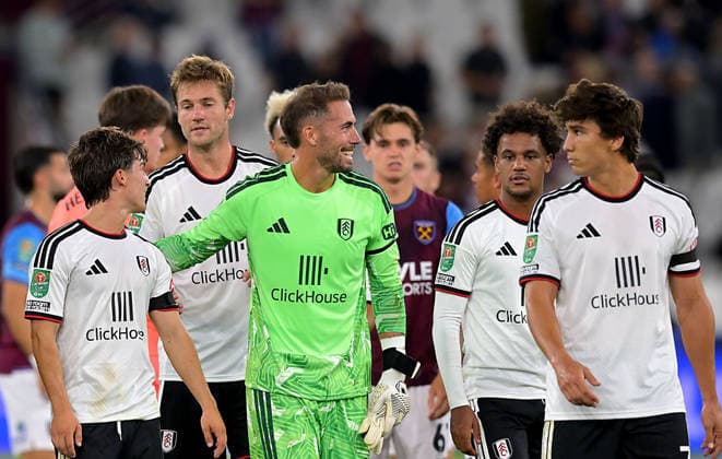 West Ham vs Fulham. Carabao Cup. The Fulham players celebrate at the end of the game during the West Ham vs Fulham EFL Carabao Cup match at the London Stadium, Stratford. This Image is for EDITORIAL USE ONLY. Licence required from the Football DataCo for any other use. Stratford The London Stadium UK Copyright: xMartinxDaltonx WestHam_Fulham_150926_MD0080