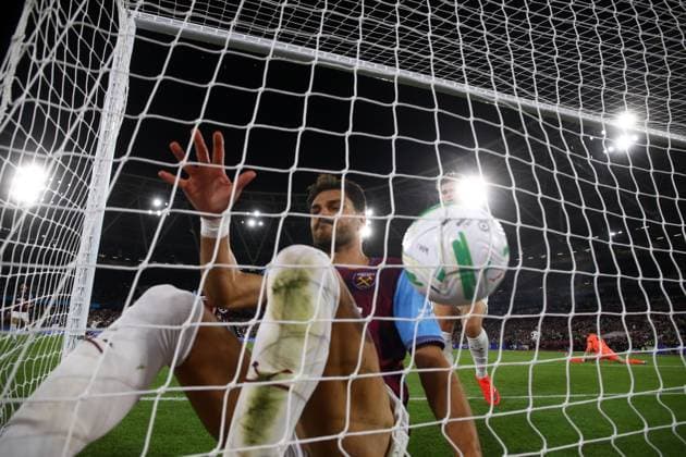 Konstantinos Mavropanos of West Ham United fails to stop the goal scored by CÃ sar Palacios of Fulham 1-2 West Ham United v Fulham, EFL Carabao Cup, Football, London Stadium, London, UK - 15 Sep 2026London London Stadium United Kingdom EDITORIAL USE ONLY No use with unauthorised audio, video, data, fixture lists, club league logos or live services. Online in-match use limited to 120 images, no video emulation. No use in betting, games or single club league player publications. No use w Copyright: xKieranxMcManus Shutterstockx 17152599ek