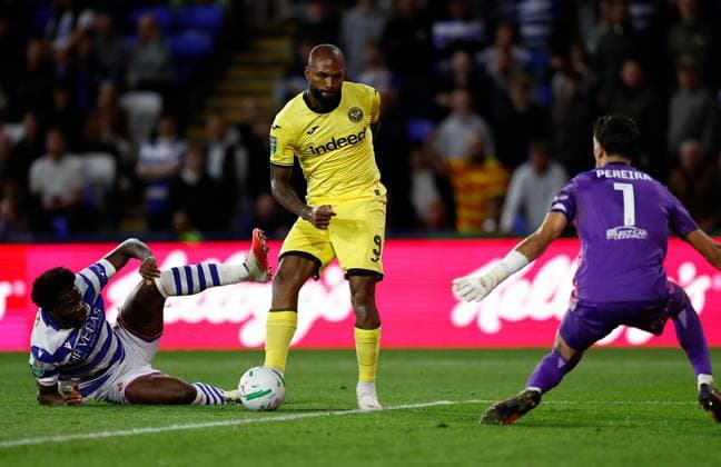 Igor Thiago of Brentford gets away from Jeriel Dorsett of Reading but has his shot saved by goalkeeper Joel Pereira Reading v Brentford, EFL Carabao Cup, Football, The Select Car Leasing Stadium, UK - 15 Sep 2026Reading The Select Car Leasing Stadium United Kingdom EDITORIAL USE ONLY No use with unauthorised audio, video, data, fixture lists, club league logos or live services. Online in-match use limited to 120 images, no video emulation. No use in betting, games or single club league player publications. Copyright: xMattxImpey Shutterstockx 17152698ak