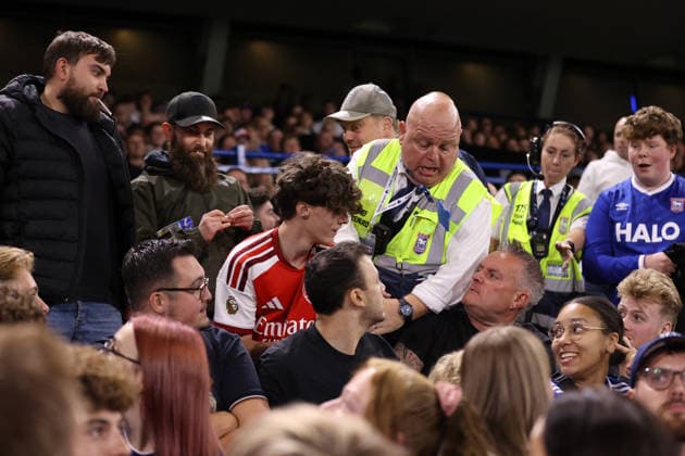 Ipswich Town gegen Arsenal, 15. September 2026, Ipswich, Carabao Cup, 3. Runde: Ipswich Town gegen Arsenal. Arsenal-Fans im Heimfanblock im Portman Road-Stadion. Foto: Jacques Feeney, Offside, Ipswich, Großbritannien  Copyright: xJacquesxFeeneyx xOffsidexOffside
