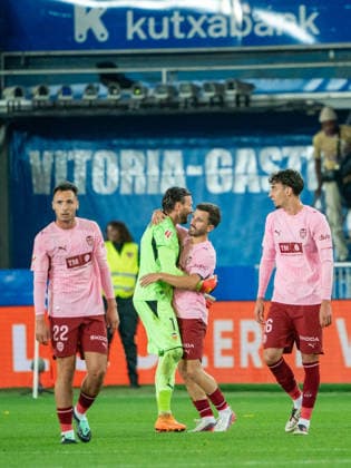 ESP LaLiga EA Sports: Deportivo Alavés vs. Valencia CF — Stole Dimitrievski of Valencia CF and José Gayà of Valencia CF during the LaLiga EA Sports match between Deportivo Alavés and Valencia CF, played at Mendizorroza Stadium in Vitoria-Gasteiz on September 15, 2026, in Spain. VITORIA, Spain — Soccer Copyright: xAgenciaxLOFx