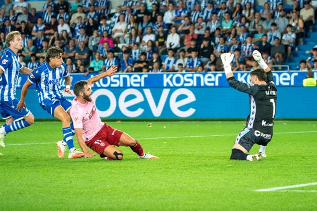 ESP LaLiga EA Sports: Deportivo Alavés vs. Valencia CF — Luis Rioja of Valencia CF scores a goal and celebrates during the LaLiga EA Sports match between Deportivo Alavés and Valencia CF, played at Mendizorroza Stadium in Vitoria-Gasteiz on September 15, 2026, in Spain. VITORIA, Spain — Soccer Copyright: xAgenciaxLOFx