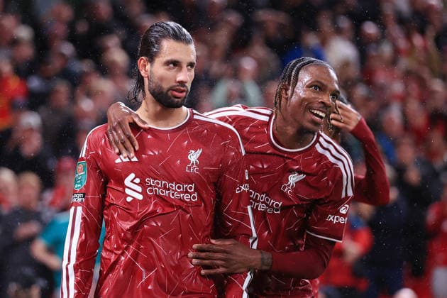 Fußball: Carabao Cup, 3. Runde – Liverpool gegen Tottenham Hotspur, 15. September 2026 Carabao Cup, 3. Runde – Liverpool gegen Tottenham Hotspur Dominik Szoboszlai von Liverpool (links) feiert gemeinsam mit Jeremy Jacquet von Liverpool nach dem dritten Tor. Foto: Simon Stacpoole Offside Liverpool UK  Copyright: xSimonxStacpoolexOffside